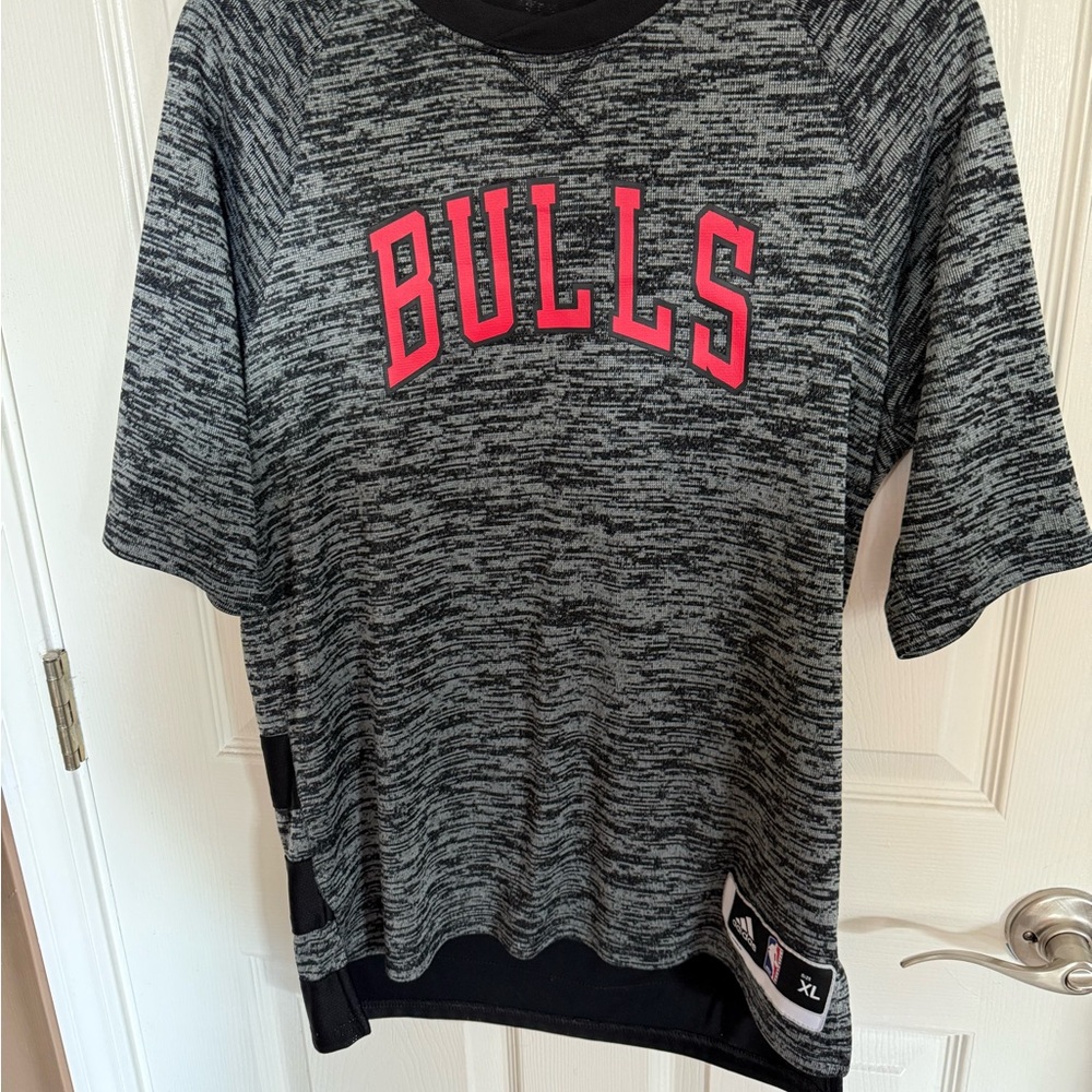 Adidas NBA Chicago Bulls Gray and Black sweater tee - XL
